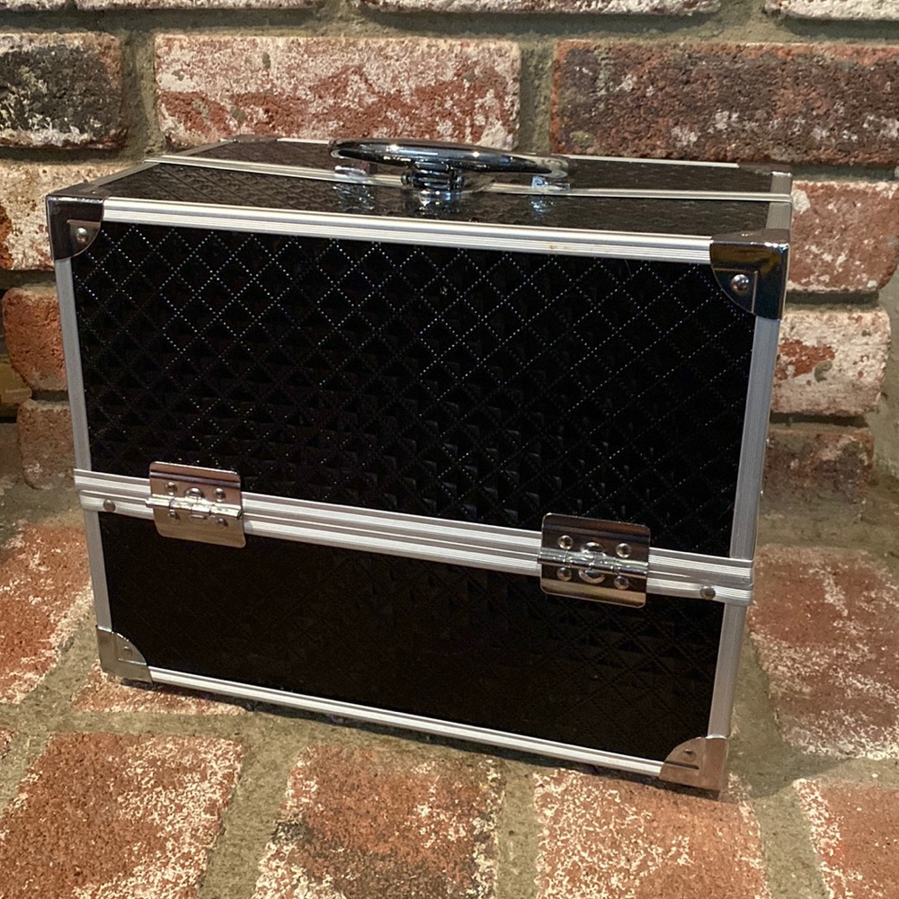 NWOT CABOODLE BLK & Silver